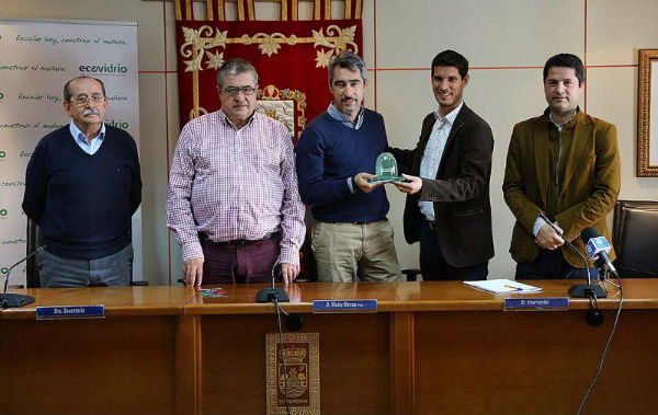 Benalmádena recibe el galardón 'Iglú Verde' de Ecovidrio por aumentar en un 16% el reciclado de vidrio con respecto al año pasado.