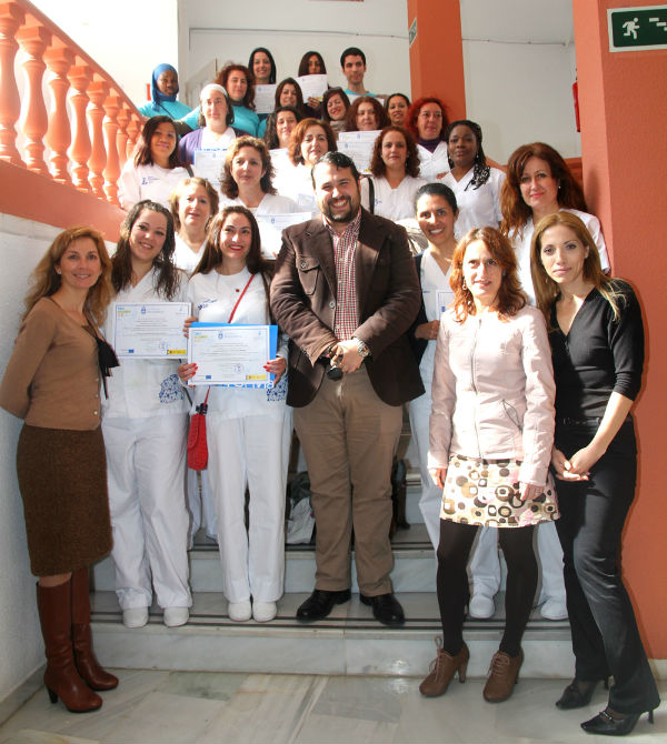 El Ovoide acoge la entrega de diplomas a los alumnos de los cursos de actividades de venta y atención sanitaria a personas dependientes