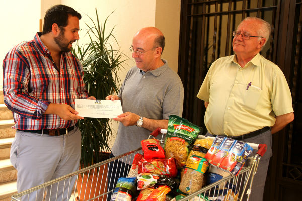 La travesía a nado consigue reunir 60 kilos de alimentos y cerca de 200 euros para los más necesitados