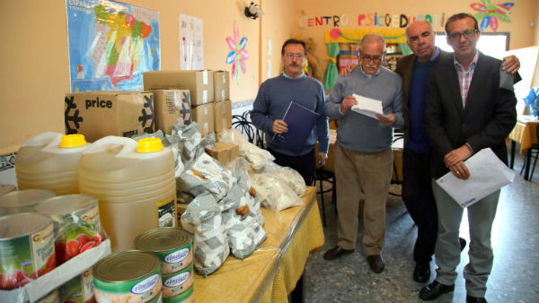 La Asociación Comedor Social recibe alimentos por valor del premio ganado en las papeletas que entregó Bártoloé Florido