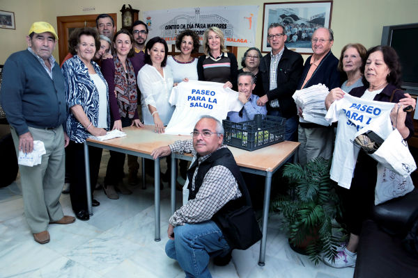 La regidora comparte con los mayores del 'Anica Torres' el tradicional Paseo para la Salud