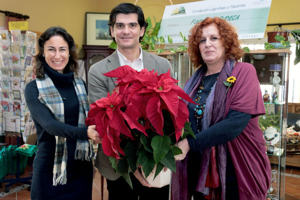 El consistorio dona cerca de medio centenar de pascueros a Cudeca para contribuir con la decoración de sus instalaciones