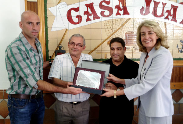 La Alcaldesa entrega al portero del Málaga C.F. Willy Caballero el Premio de Málaga FM-Radio Marca al mejor jugador de la pasada temporada