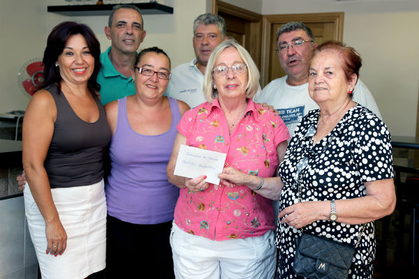 La Asociación de Vecinos Azahar Bajondillo dona a Cáritas los 200 euros obtenidos en el Concurso Municipal de Júas