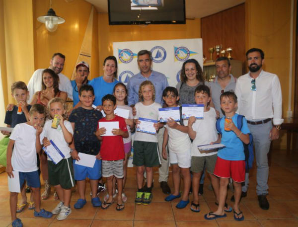 El Alcalde y la Concejal del Puerto entregan los diplomas del primer curso de la Escuela Náutica Municipal.