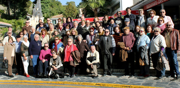 La alcaldesa visita a los mayores del municipio durante su viaje lúdico y cultural a Nerja