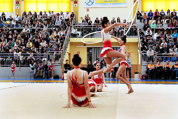 Más de 240 gimnastas ofrecen una exhibición en el Polideportivo Municipal de Arroyo.