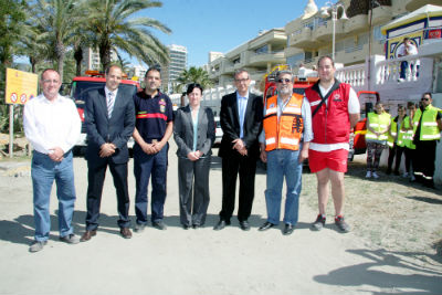 Bomberos, Policía Local y Cruz Roja muestran los medios de salvamento y socorrismo con los que cuentan las playas de Benalmádena