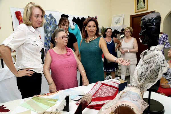 La regidora destaca el esfuerzo y la calidad de los trabajos de la Asociación de Mujeres Arroyo de la Miel-Benalmádena