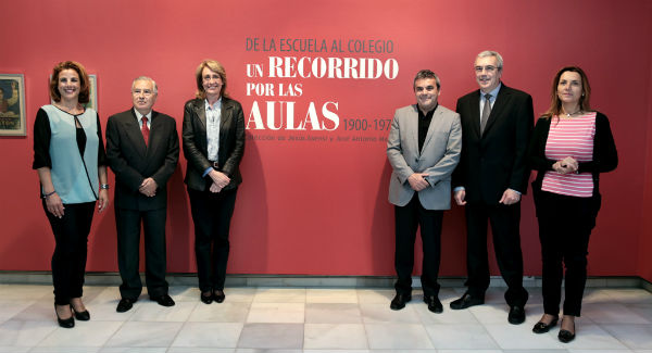 La alcaldesa visita en el Centro de Exposiciones la muestra 'De la Escuela al Colegio', un recorrido histórico por los sistemas de educación pública entre 1900 y 1970