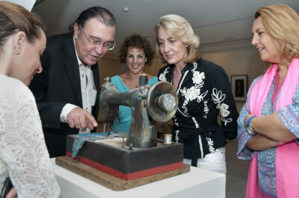 La regidora inaugura la muestra antológica de Lorenzo Saval en el Centro de Exposiciones