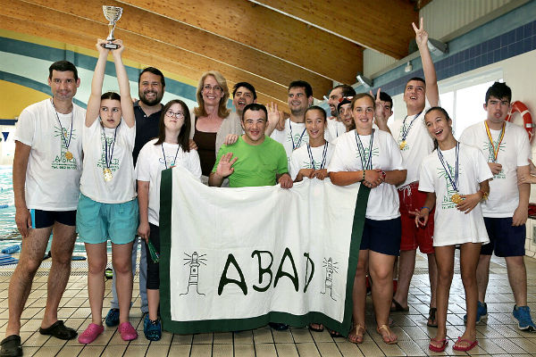 La alcaldesa felicita a ABAD por los éxitos cosechados en el III Torneo de Natación 'Ciudad de Marbella'