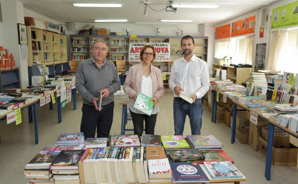 La Concejala Elena Galán visita La Feria del Libro en el IES Al-Baytar