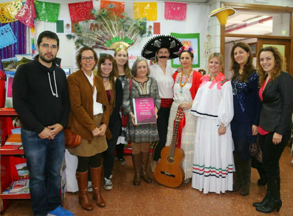 Las concejalas Encarnación Cortés y Elena Galán participan en la inauguración de la XI Feria del Turismo del IES Arroyo de la Miel