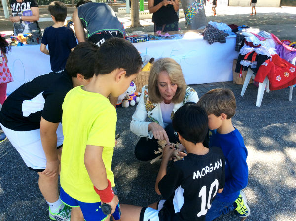 La alcaldesa asiste a la fiesta solidaria para conseguir aulas específicas para los niños autistas en los campamentos de verano