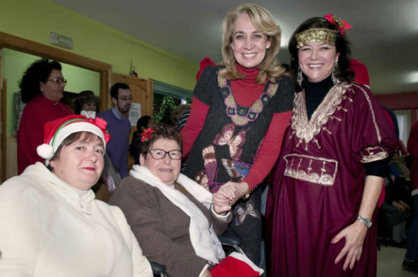 La alcaldesa comparte con los usuarios y familiares del Centro Municipal Ocupacional su tradicional fiesta navideña