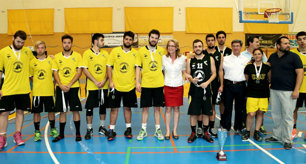 La regidora acompaña al Club Básquet de Benalmádena en el último encuentro de la Final Four Senior U22