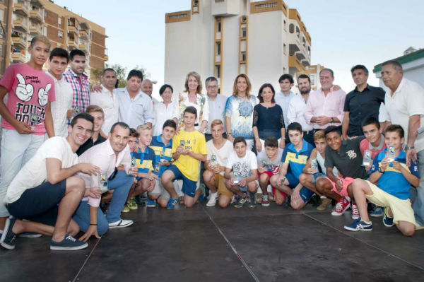 La alcaldesa preside la entrega de reconocimientos a los jugadores más descatados del Atlético Benalmiel