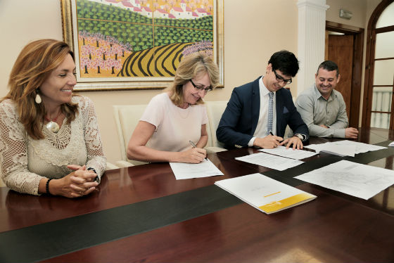 El consistorio firma un convenio con la Urbanización Doña María Norte para asumir gran parte del alumbrado público, iniciativa que beneficiará a más de 6.000 ciudadanos