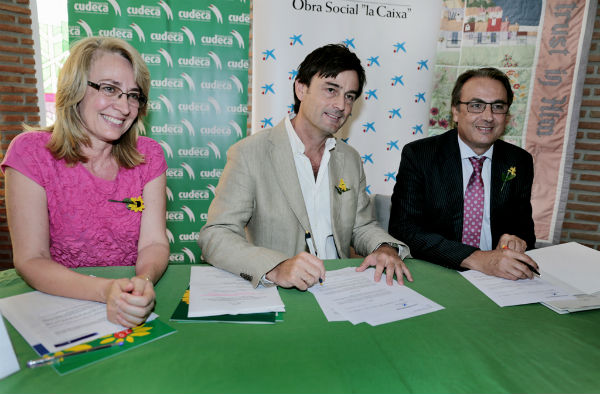 La alcaldesa asiste a la firma del convenio entre Cudeca y la Caixa por el que la Funcación recibirá 24.000 euros