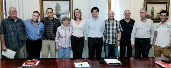 La alcaldesa suscribe un convenio colectivo y un acuerdo funcionarial que por primera vez cuentan con el consenso unánime de los sindicatos