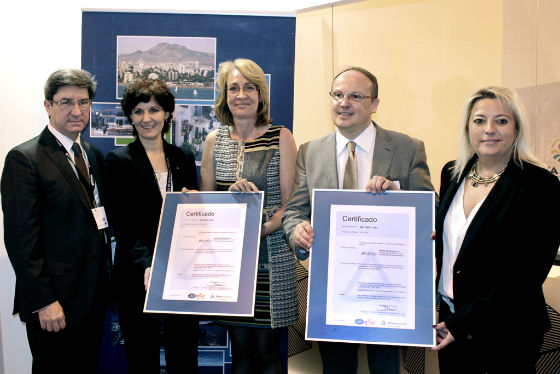 La alcaldesa preside en Fitur la entrega a la agencia de viajes benalmadense Índigo de las Certificaciones ISO por su sistema de gestión de calidad y medio ambiente