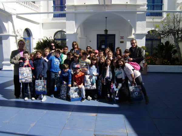 Los alumnos del Ceip 'Mariana Pineda', ganadores del Concurso de Christmas, visitan el Puerto Deportivo