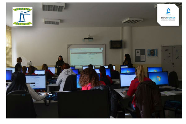 Cerca de una veintena de alumnas participan en el taller práctico sobre la red profesional Linkedin