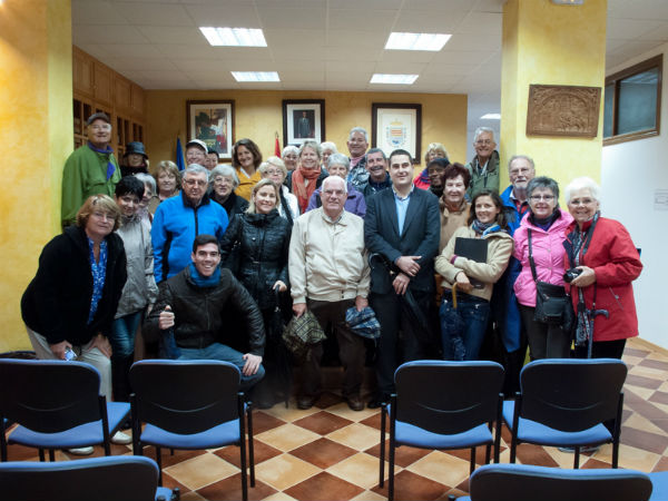 Más de una treintena de residentes extranjeros participan en una excursión a Comares