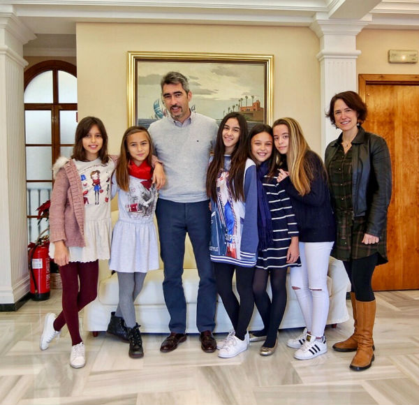 El Alcalde Víctor Navas y la Concejala Ana Scherman reciben a las alumnas de la Academia de Baile Rocío Solana, Campeonas Andaluzas de Baile Flamenco y Lírico