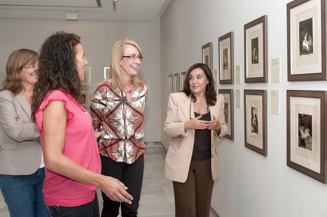 La Alcaldesa destaca la calidad y la relevancia de la oferta cultural de Benalmádena en la presentación de la exposición 'Goya, cronista de una época'