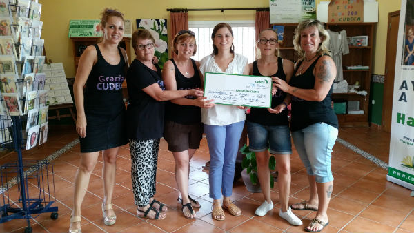 Entrega de cheque del Grupo Gracias Cudeca