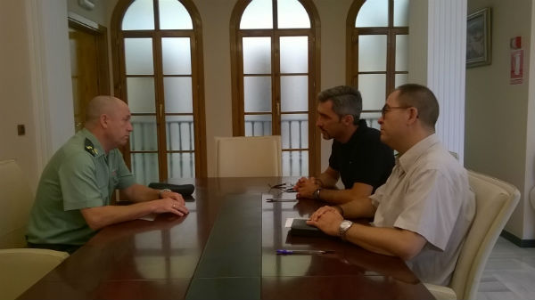 El alcalde y el edil de seguridad mantienen un encuentro  con el capitán del servicio marítimo  de la Guardia Civil