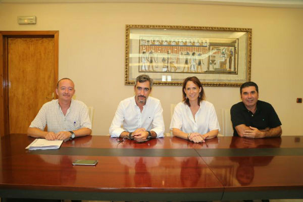 El alcalde y la concejala de festejos presentan los actos religiosos de la Hermandad de la Virgen de la Cruz