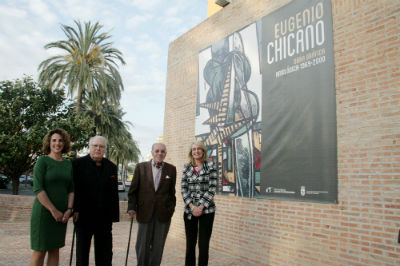 La Alcaldesa inaugura la exposición 'Eugenio Chicano. Obra gráfica 1969-2000'