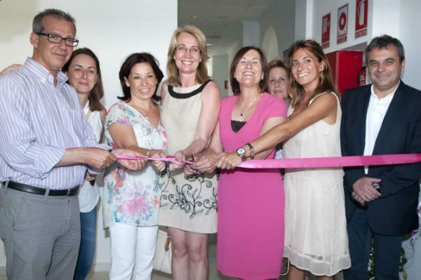 La alcaldesa preside la inauguración del nuevo centro de la Asociación de Familiares y Enfermos de Alzheimer