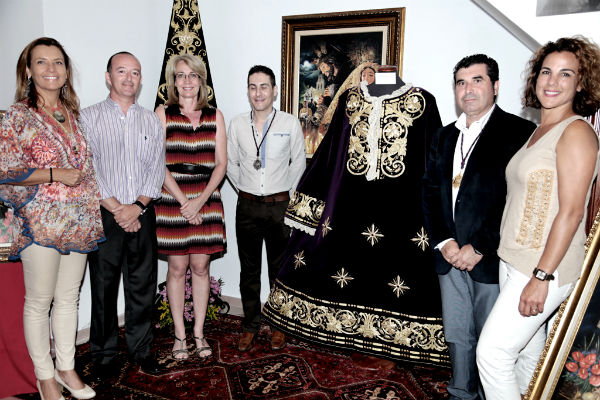 La alcaldesa inaugura la exposición del 75º aniversario de la llegada de la imagen del Nazareno a Benalmádena