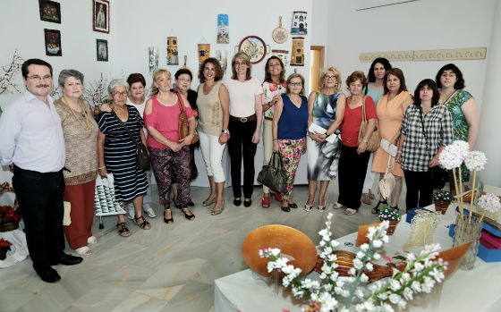 La alcaldesa inaugura en Arroyo de la Miel la Muestra de Manualidades del Centro de Formación Permanente