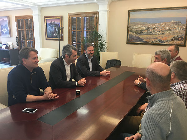 El Alcalde y el Concejal de Deportes mantienen un encuentro con Ramón Pérez tras recibir la insignia de oro de la Real Federación Española de Hockey