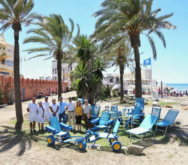 El Alcalde y la Concejala de Playas presentan el nuevo material para las playas dedicadas al baño adaptado de personas con problemas de maovilidad