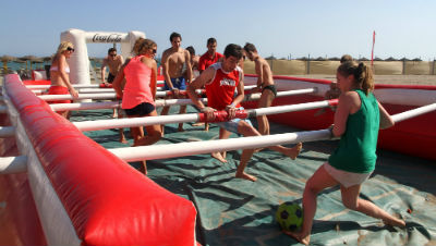 'Iron People on the beach' congrega a cerca de 400 participantes en la playa Malapesquera