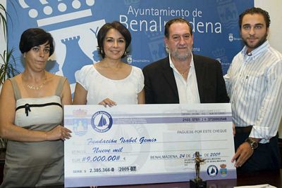 El Puerto Deportivo y el Ayuntamiento colaboran con la Asociacion Isab