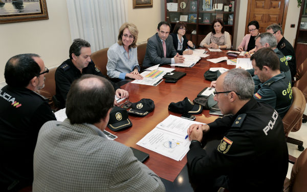 La alcaldesa propone a la Subdelegación del Gobierno la creación de patrullas mixtas de Policía Local y Nacional para reforzar la vigilancia en el Paseo Marítimo en verano