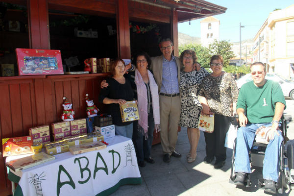 Abad pone a la venta dulces navideños para recaudar fondos para la asociación