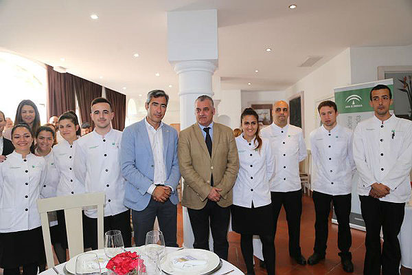 El Alcalde de Benalmádena, Víctor Navas; y el Consejero de Empleo, Javier Carnero visitan la escuela La Fonda tras la reapertura de su restaurante