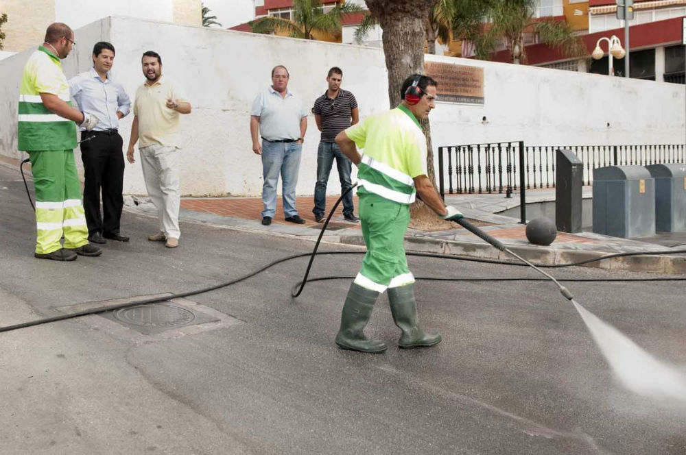 Satisfacción por la campaña de limpieza en Benalmádena Costa durante el verano