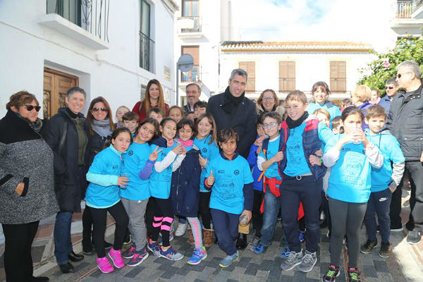Alumnos, padres y profesores del Colegio Jacaranda abarrotan la Plaza de España con motivo de la XXX Marcha por la Paz