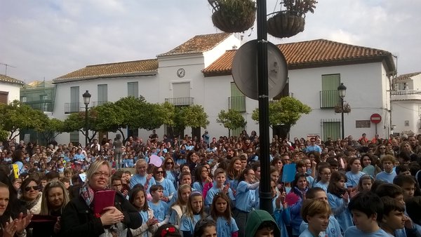Alumnos, padres y profesores del colegio Jacaranda abarrotan la Plaza de España con motivo de la XXVII Marcha por la Paz