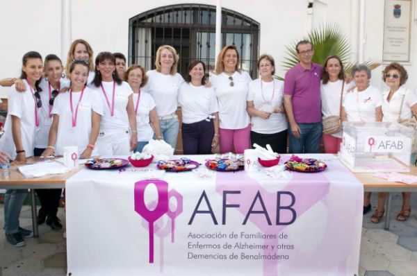 Más de un centenar de benalmadenses se suman a la marcha del Día Mundial del Alzheimer