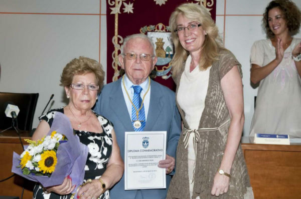 El Ayuntamiento entrega la Medalla de Benalmádena al Mérito Cultural a José Santaella 